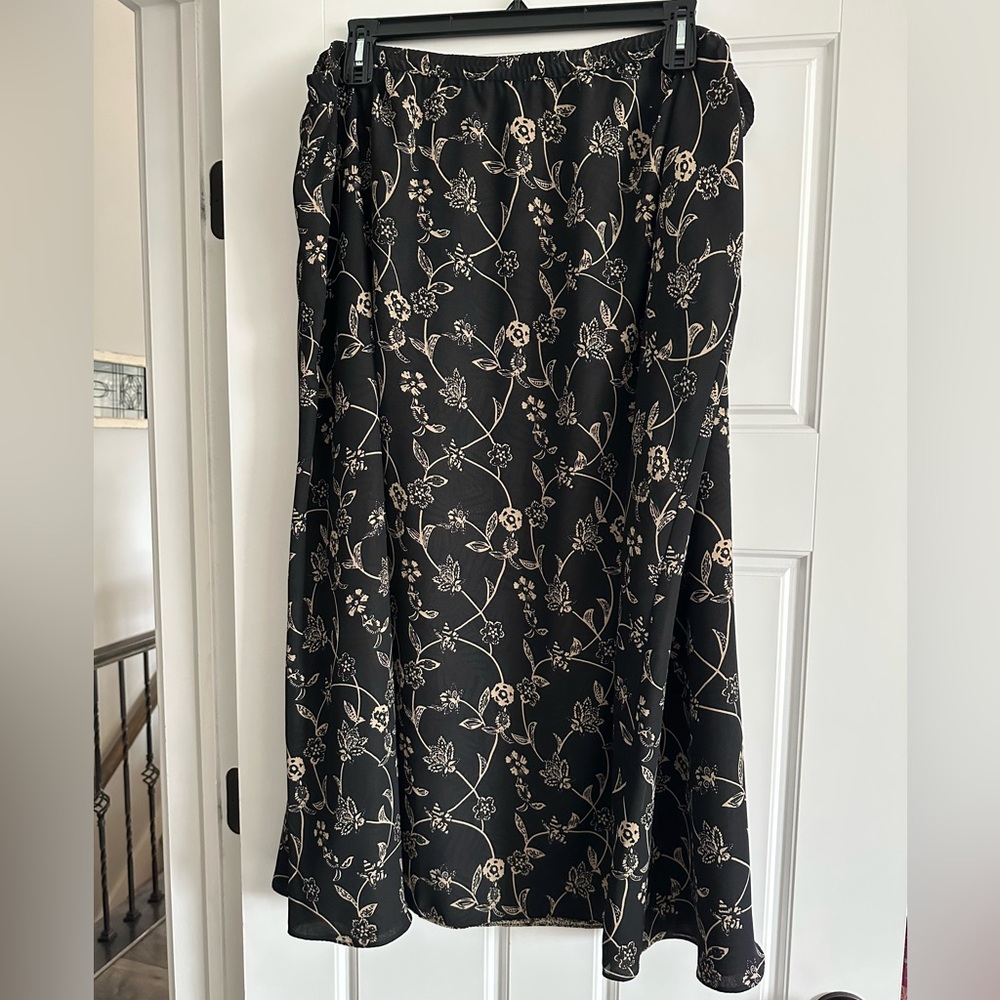 Chic Black & Tan reversible 2 print women’s plus 3X skirt.